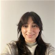 Profesora particular que imparte clases a niños de primaria